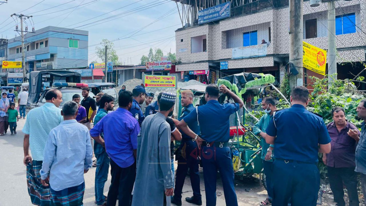 উল্টোপথে অটোরিকশা, বাসচাপায় চালক ও যাত্রী নিহত