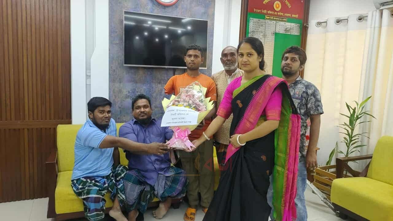 প্রতিবন্ধীদের প্রতি মানবিকতার দৃষ্টান্ত স্থাপন করলেন গোয়ালন্দের ইউএনও সাথী দাস!
