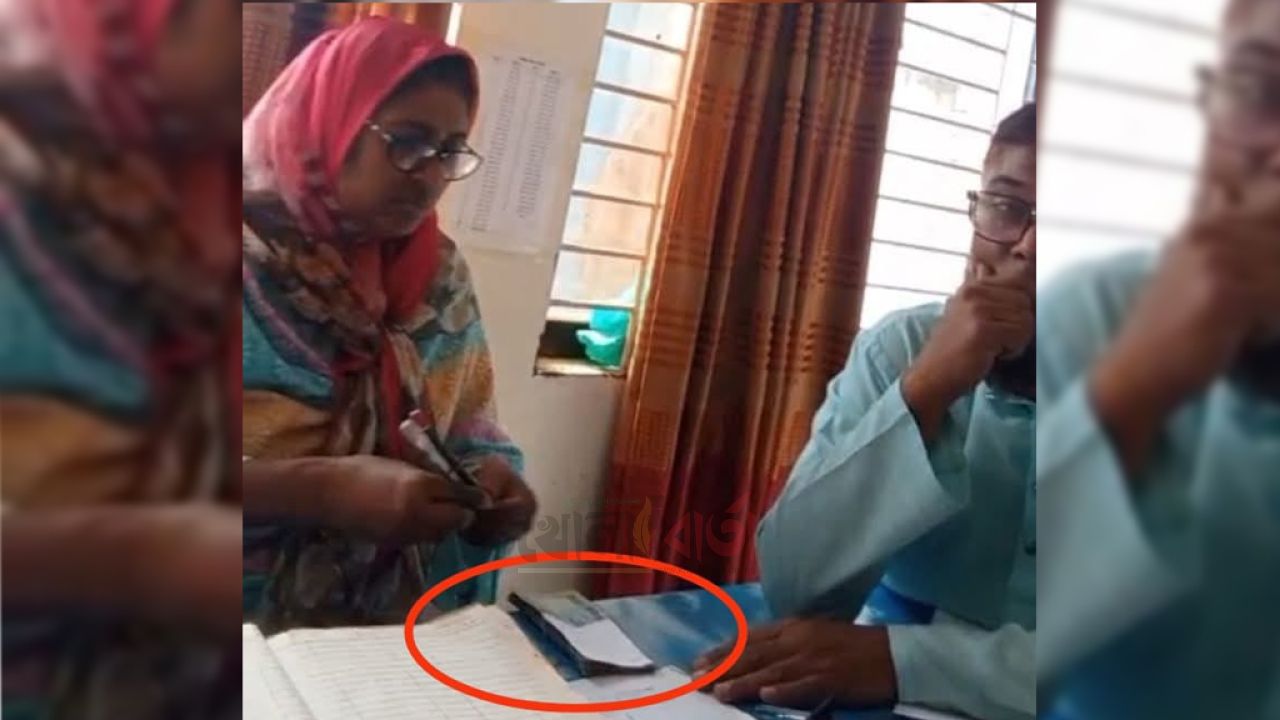 মুন্সিগঞ্জে ঘুষের টাকা গুনছেন ভূমি অফিসের কর্মচারী, ভিডিও ভাইরাল