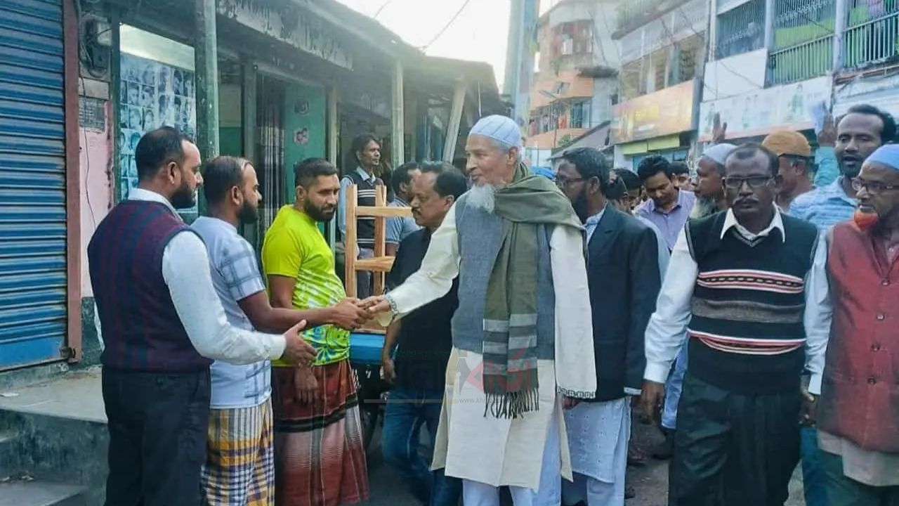 সিংড়ায় ৩১ দফার লিফলেট বিতরণে কাজী গোলাম মোর্শেদ