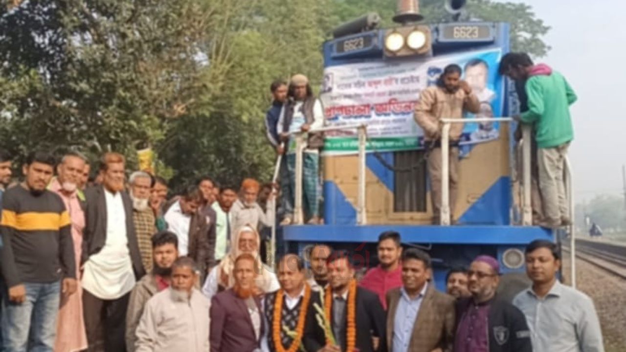 দীর্ঘ অপেক্ষার পর আক্কেলপুরে চিলাহাটি এক্সপ্রেসের যাতাবিরতি শুরু