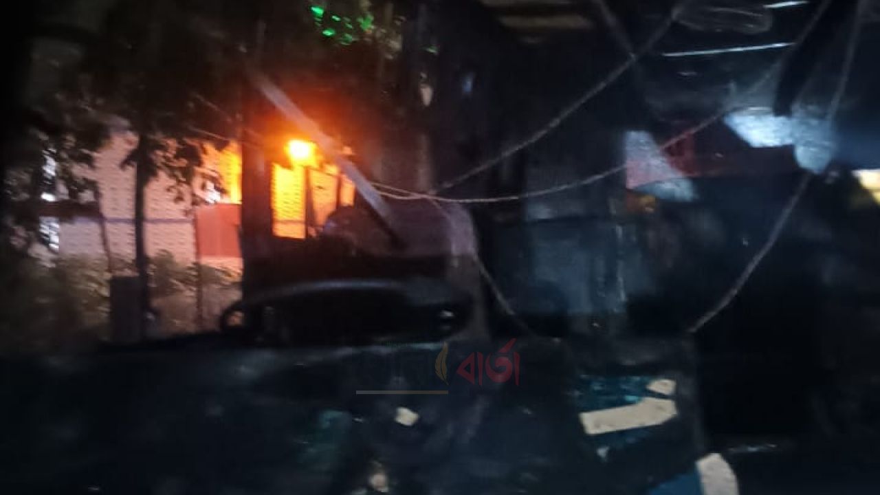 আক্কেলপুরে পার্কিং করা বাসে আগুন