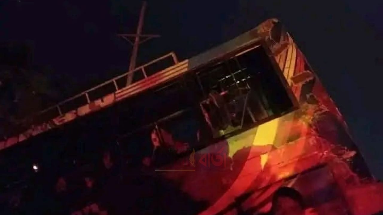 চিরিরবন্দরে বাস ও অটোচার্জারের মুখোমুখি সংঘর্ষে নিহত ২, আহত ৭