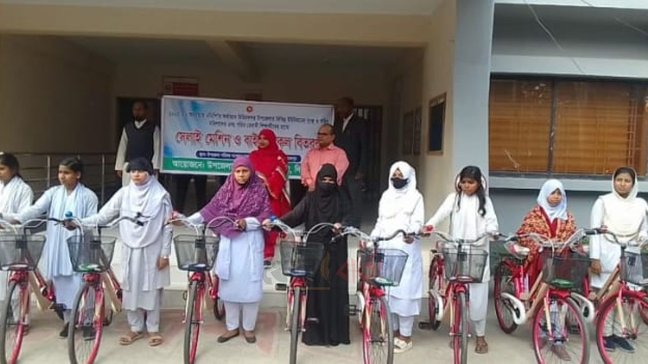 চিরিরবন্দরে দুঃস্থ নারী ও মেধাবী শিক্ষার্থীদের মাঝে সেলাই মেশিন–বাইসাইকেল বিতরণ