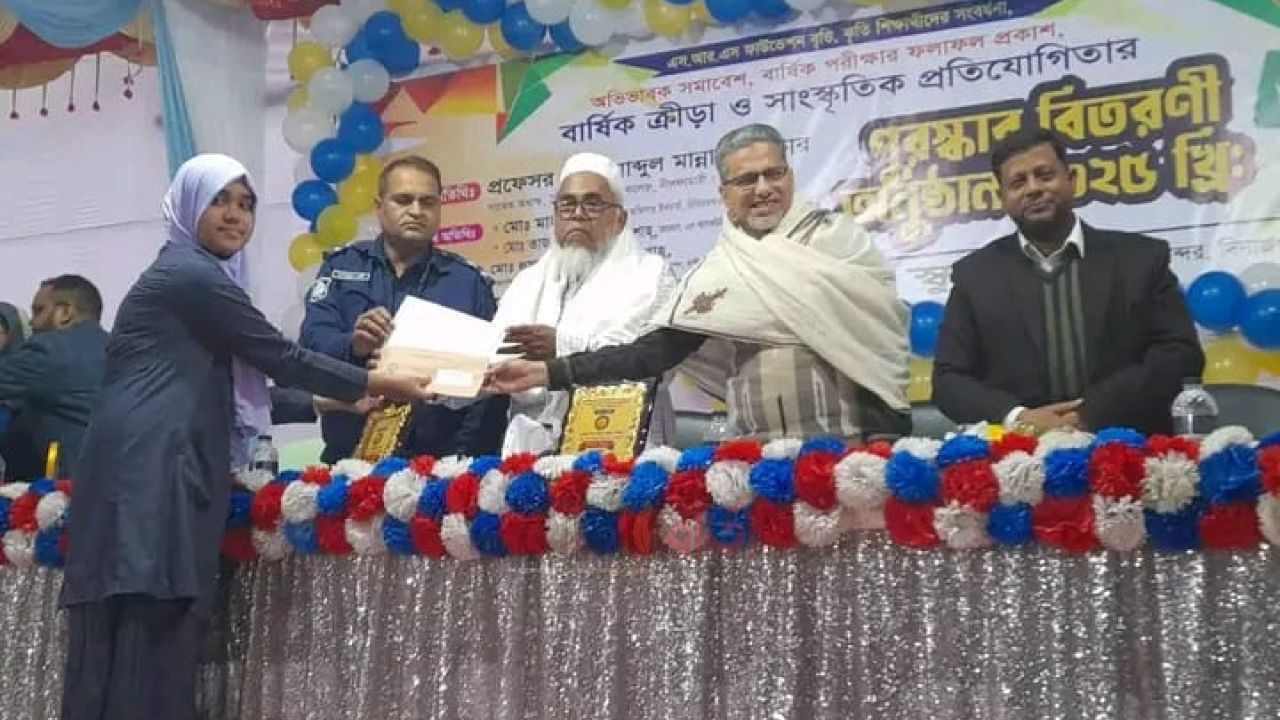 চিরিরবন্দরে সানলাইট স্কুলে অভিভাবক সমাবেশ ও  কৃতি শিক্ষার্থীদের সংবর্ধনা