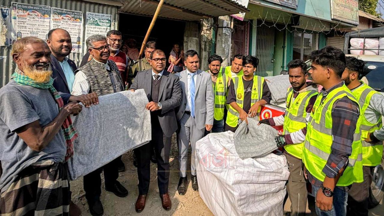চরভদ্রাসনে তীব্র শীত মোকাবেলায় ৩'শ অসহায় মানুষের মাঝে কম্বল বিতরণ