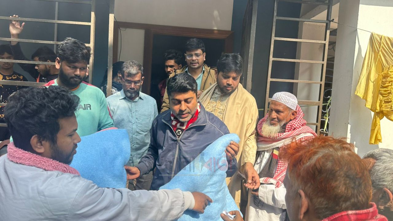 মরহুমা বেগম লুৎফোন আলতাফ স্মরণে রায়গঞ্জে শীতবস্ত্র বিতরণ