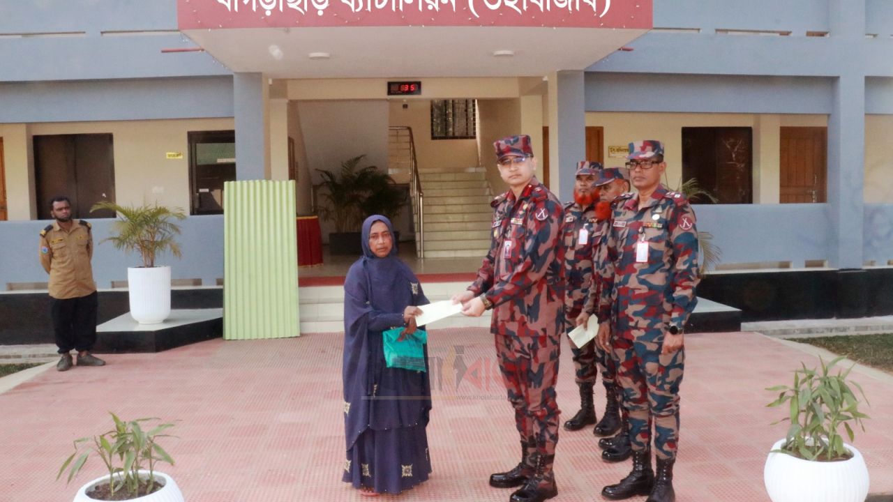 খাগড়াছড়িতে ৩২ বিজিবির মানবিক সহায়তা পেলো দরিদ্র ৩ পরিবার