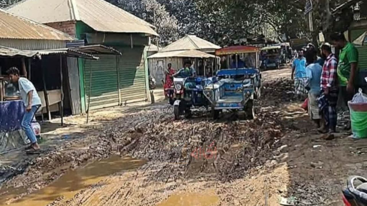 তাড়াশে খালকুলা আঞ্চলিক সড়কে বেহাল দশা জনদুর্ভোগ চরমে