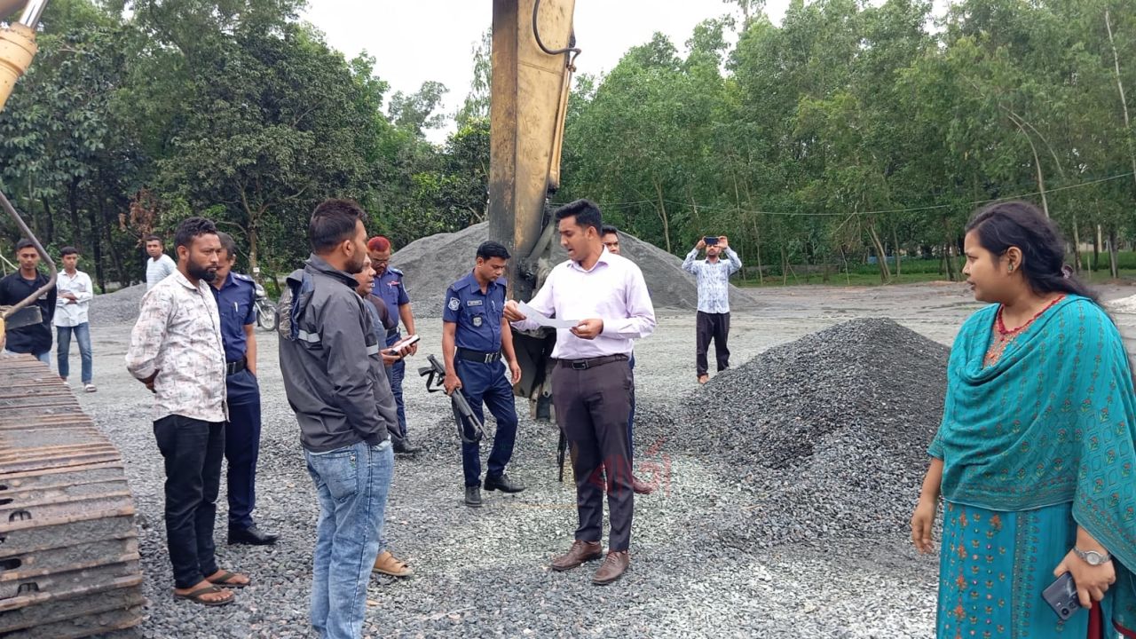 পার্বতীপুরে ছাড়পত্রহীন দুই স্টোন ক্রাশারের বিরুদ্ধে অভিযান, জরিমানা ও কার্যক্রম বন্ধ