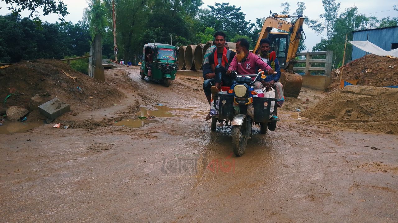 সেতুর মূল কাজ শেষ, সংযোগ সড়ক ৬ মাসেও অসম্পূর্ণ—ভোগান্তিতে তাড়াশবাসী