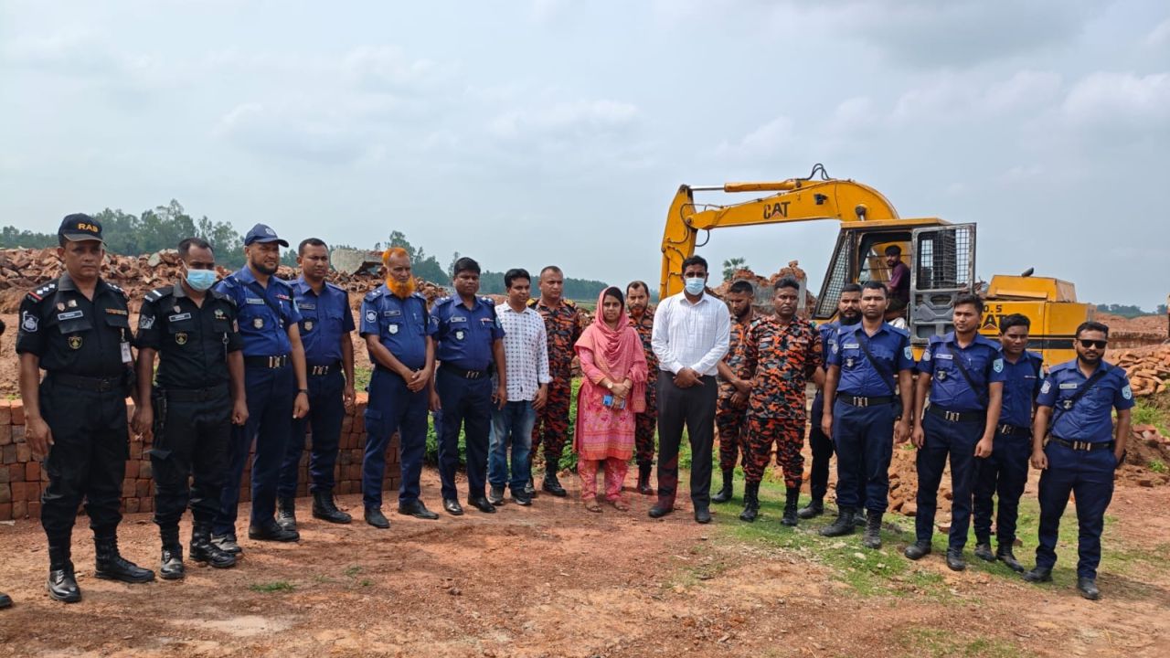 দিনাজপুরে পরিবেশ অধিদপ্তরের অভিযানে দুই ইটভাটার চিমনি গুঁড়িয়ে দেওয়া হয়