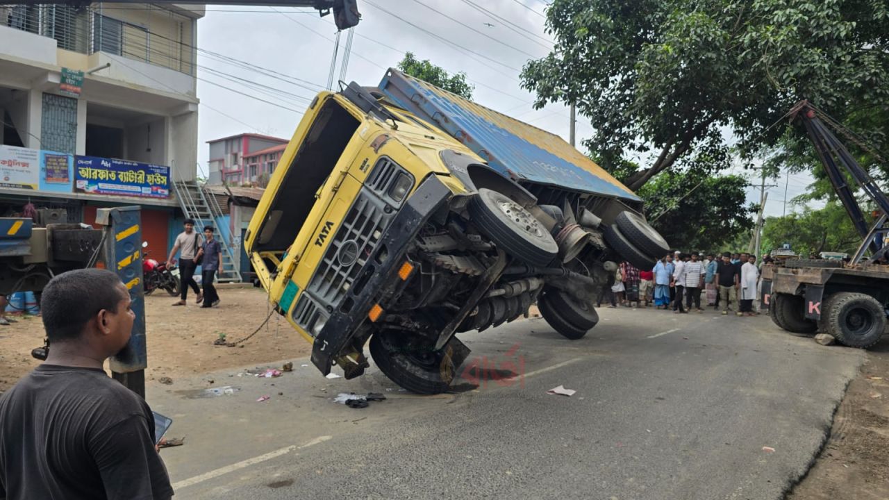 তন্দ্রাচ্ছন্ন চালকের নিয়ন্ত্রণ হারানোয় লোহাগাড়ায় কাভার্ডভ্যান উল্টে আহত ১