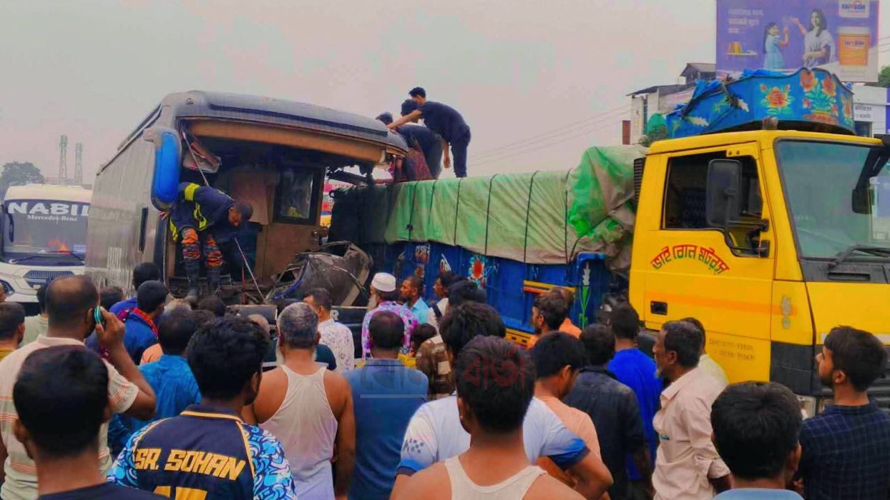 মহাস্থানে চলন্ত ট্রাকের পেছনে বাসের ধাক্কায় সুপারভাইজার নিহত