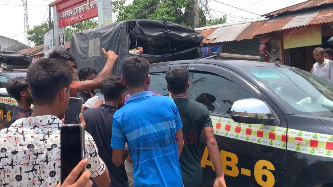 খুলনায় র‍্যাবের গাড়ি ভাঙচুর করে ২ আসামি ছিনিয়ে নিল জনতা