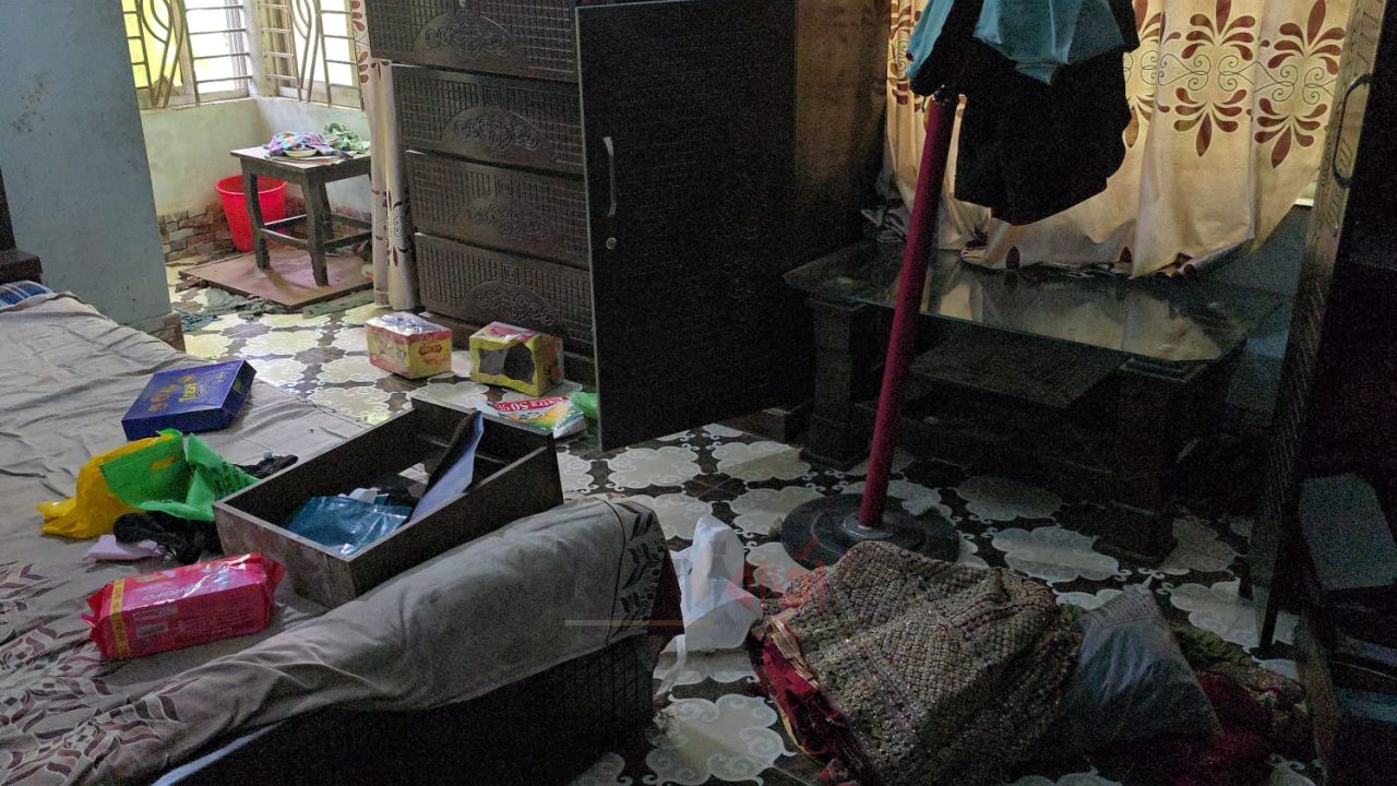 লোহাগাড়ায় বসতঘরে অস্ত্রের মুখে জিম্মি করে স্বর্ণালংকার ও নগদ টাকা লুট