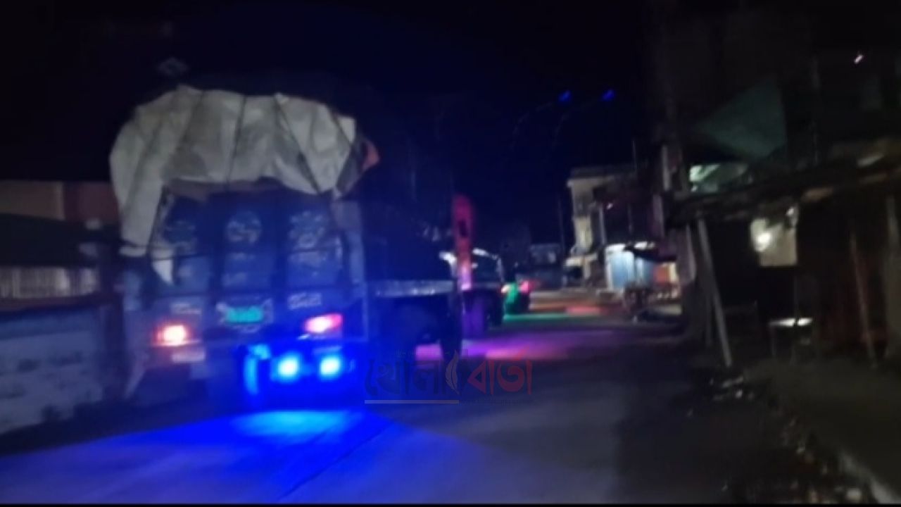 নলডাঙ্গায় কাদামাখা সড়কে নিয়ন্ত্রণ হারিয়ে দোকানে ঢুকল ট্রাক, ক্ষয়ক্ষতি ও যানজট