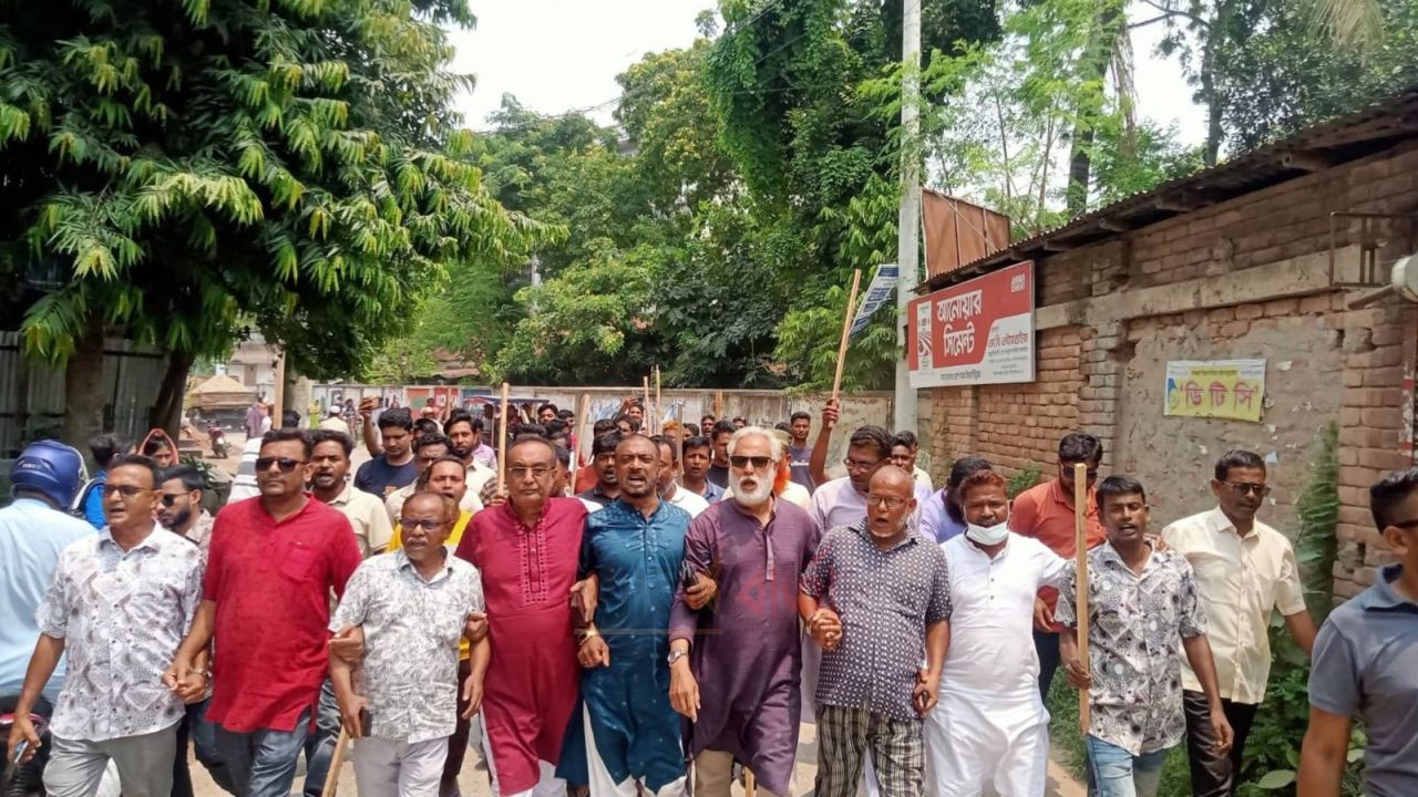 তাড়াশে প্রতিরোধ কর্মসূচি: যুবদলের নেতৃত্বে বিক্ষোভ মিছিল