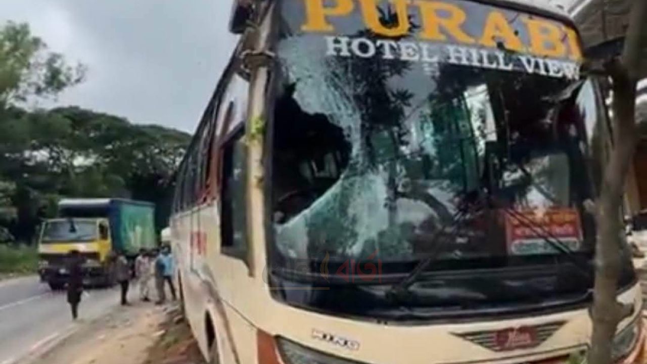 লোহাগাড়ায় দুই বাসের সংঘর্ষে কলেজছাত্রী নিহত