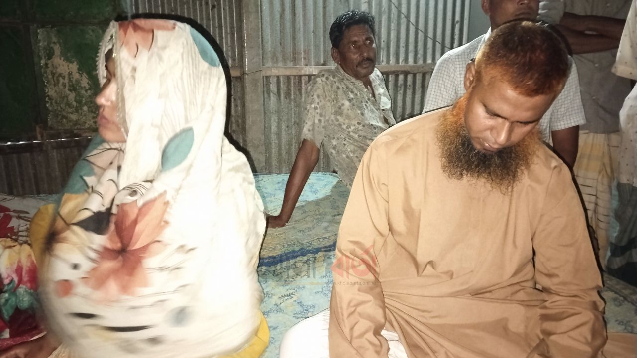 রায়গঞ্জে ‘আপত্তিকর অবস্থায়’ মসজিদের ইমাম আটক, বিয়ের দাবি নারীর