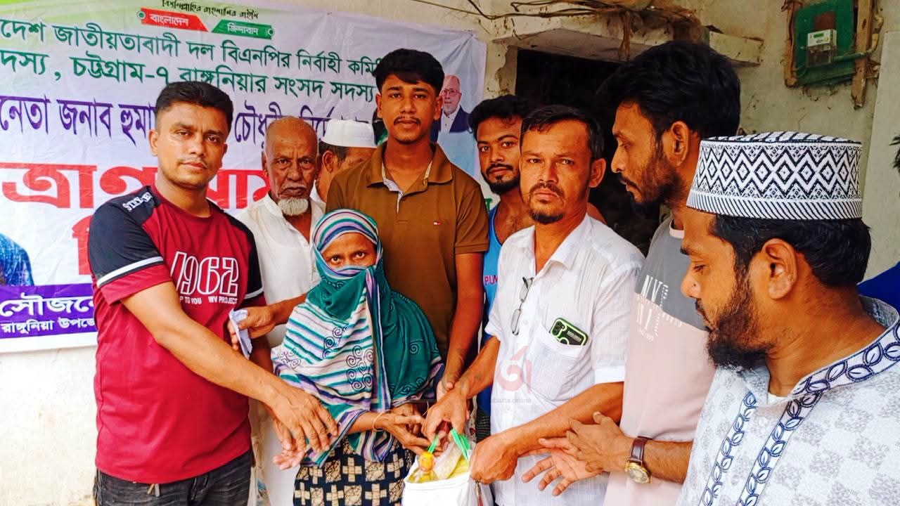 রাঙ্গুনিয়ায় বন্যাদুর্গত ৪৫০ পরিবারের পাশে ছাত্রদল নেতা সাবের