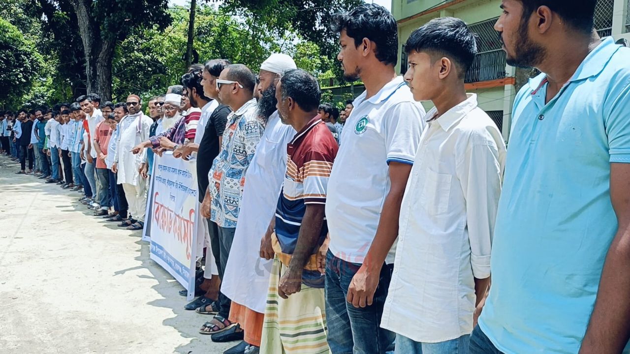 রায়গঞ্জে আব্দুর রহমান হত্যা মামলার আসামিদের গ্রেপ্তারের দাবিতে বিক্ষোভ ও সমাবেশ