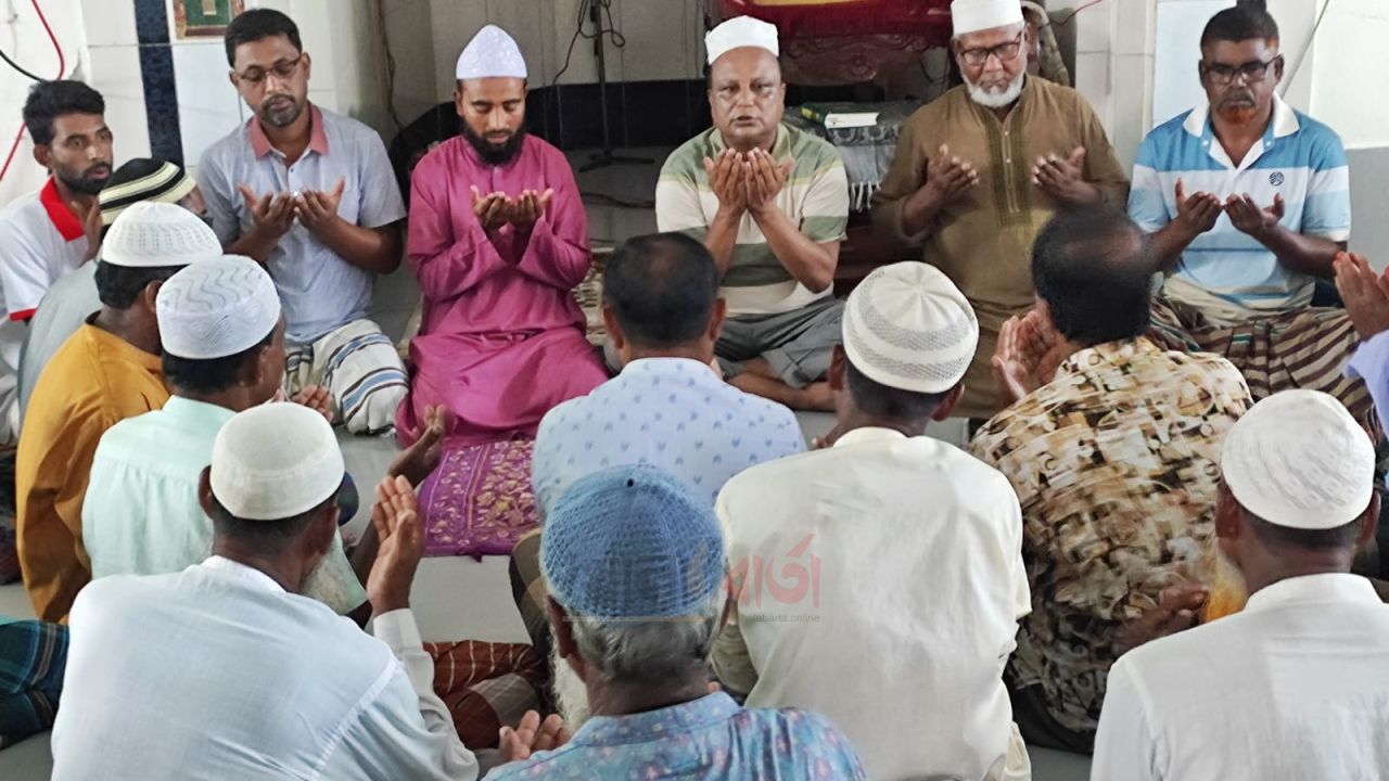 ধুনটের চৌকিবাড়ীতে গোলাম মাহবুব প্যারিসের সুস্থতা কামনায় দোয়া মাহফিল