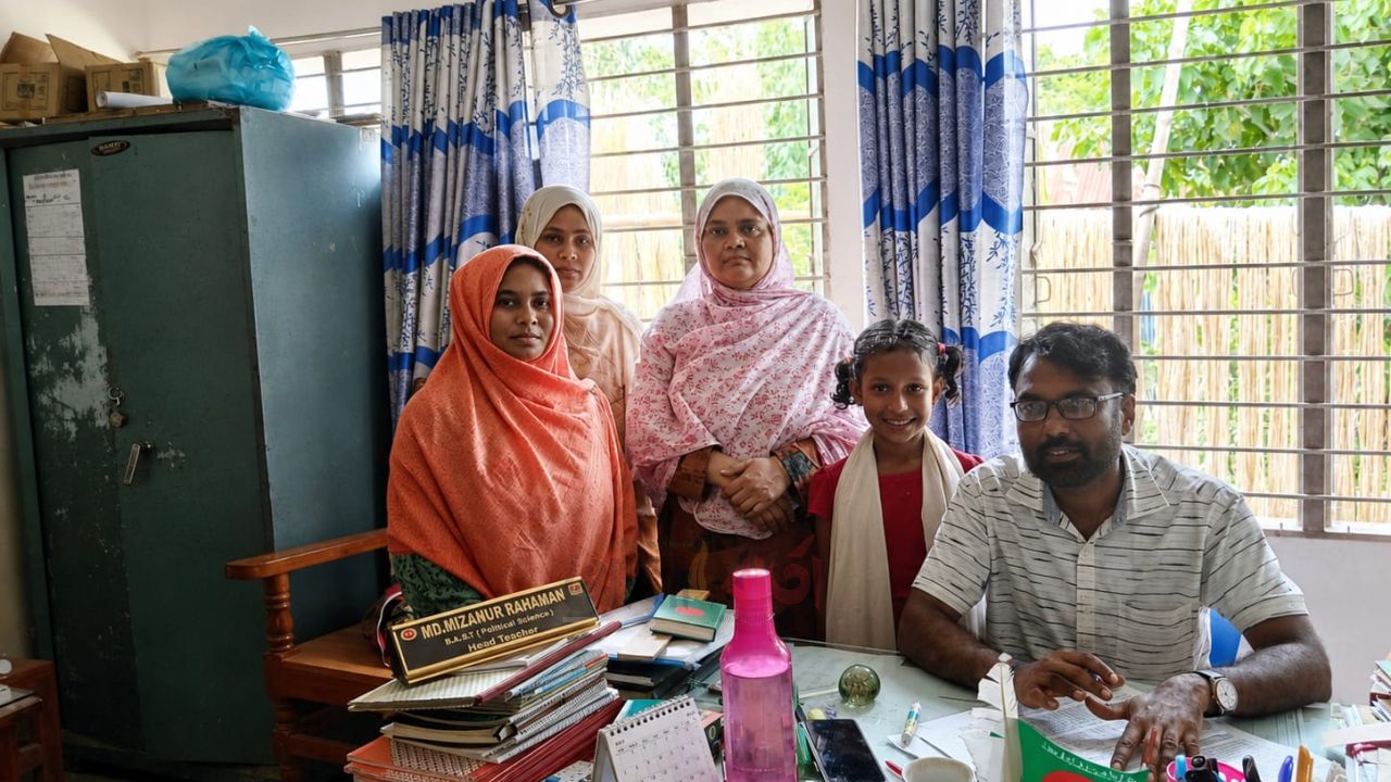 দু’মুঠো খাবারের জন্য স্কুল ছাড়ল কেয়া-আয়শা