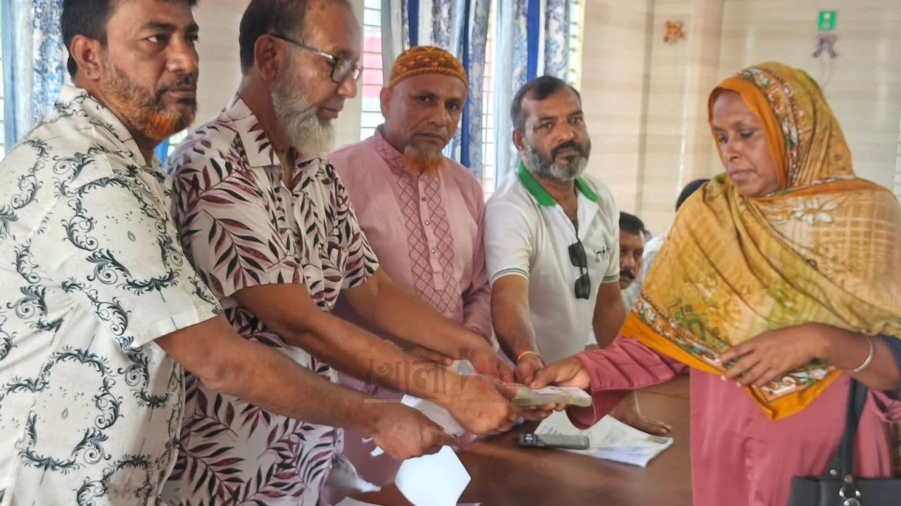 দিনাজপুরে ৩০ প্রয়াত পরিবহন শ্রমিকের পরিবারকে ১৫ লাখ টাকা অনুদান প্রদান