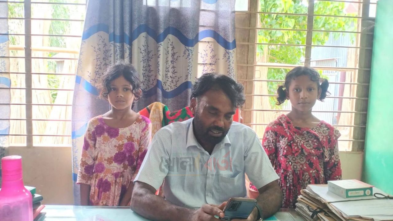 খোলা বার্তায় সংবাদ প্রকাশ: পেটের দায়ে ঢাকার পথে সেই কেয়া-আয়শা ফিরল স্কুলে  