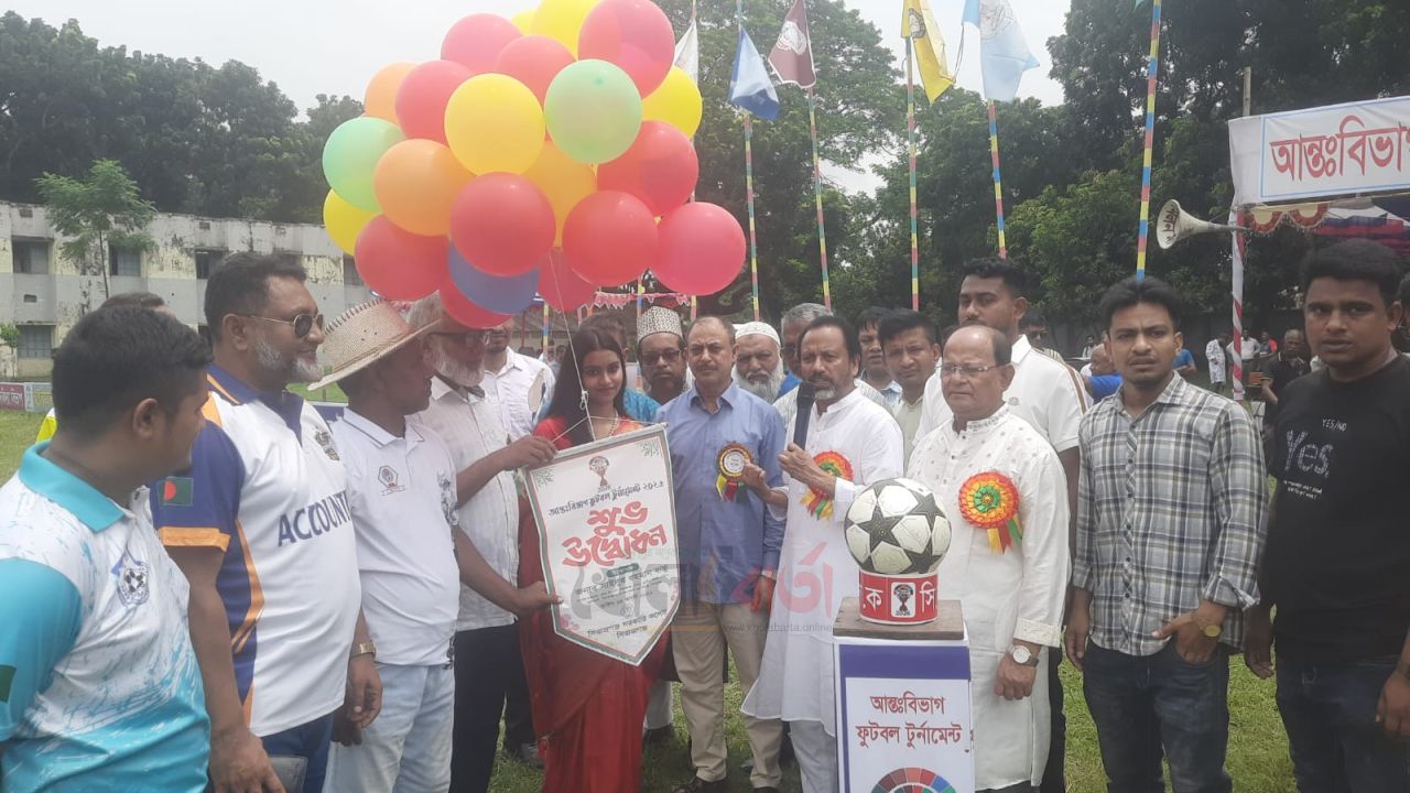 সিরাজগঞ্জ সরকারি কলেজে আন্তঃবিভাগ ফুটবল টুর্নামেন্ট-২০২৬-এর শুভ উদ্বোধন