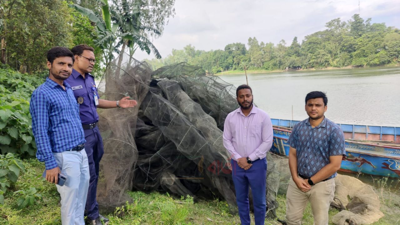 রায়গঞ্জে ফুলজোড় নদীতে নিষিদ্ধ জালের ফাঁদ, উদ্ধার করে পুড়িয়ে দিল মৎস্য বিভাগ