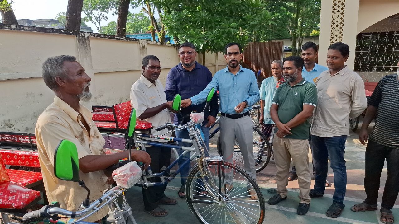 জয়পুরহাটে বেকারদের মাঝে ভ্যানগাড়ি বিতরণ