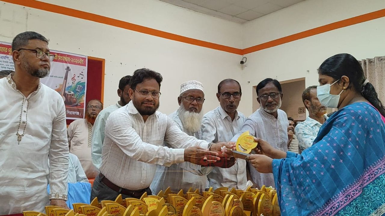 রায়গঞ্জে নজরুল বর্ষে পুরস্কার বিতরণ ও কৃতি শিক্ষার্থী সংবর্ধনা অনুষ্ঠিত
