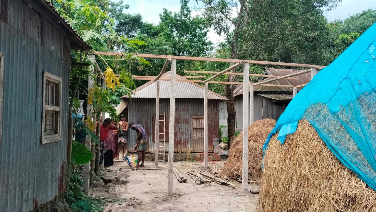 রায়গঞ্জে জমি নিয়ে বিরোধ, আদালতে মামলা চললেও ঘর নির্মাণের অভিযোগ