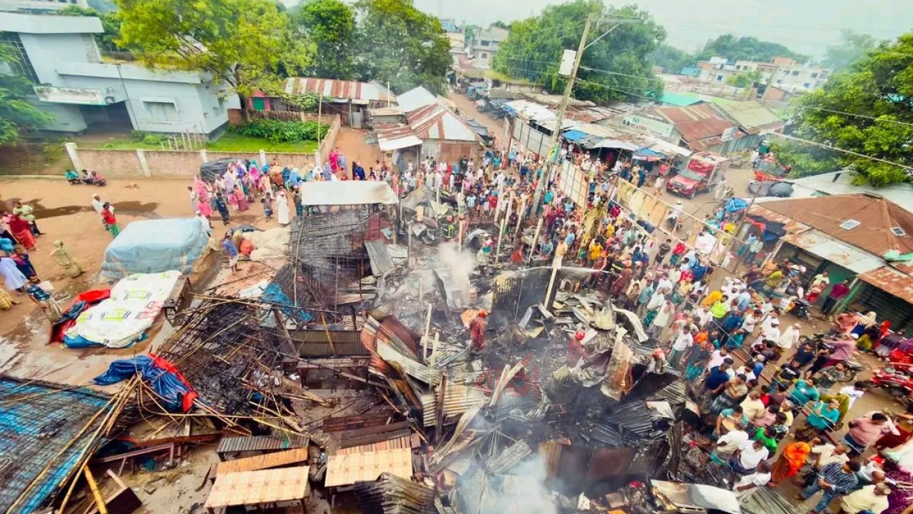 রায়গঞ্জে ভয়াবহ অগ্নিকাণ্ডে পুড়ল ৭ দোকান, ক্ষতি ১০ লাখ টাকা