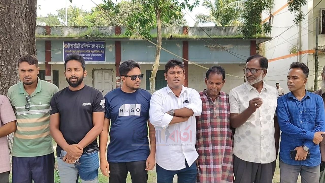 রায়গঞ্জে ৮ মাস ধরে এসিল্যান্ড নেই, ভূমিসেবা স্বাভাবিকের দাবিতে মানববন্ধন