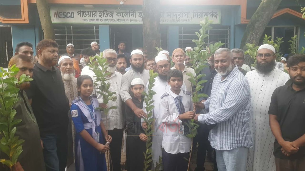 ‘সবুজে বাঁচি, সবুজ গড়ি’—সিরাজগঞ্জে ১৩শ শিক্ষার্থীর মাঝে গাছ বিতরণ