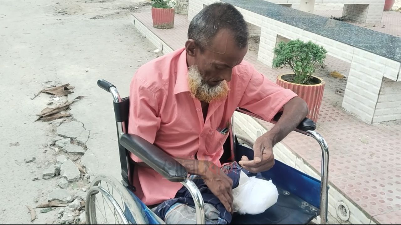 রায়গঞ্জে এক পা হারিয়ে অসহায় আবুল কালাম, ৭ দিনের ধার করা হুইলচেয়ারই ভরসা