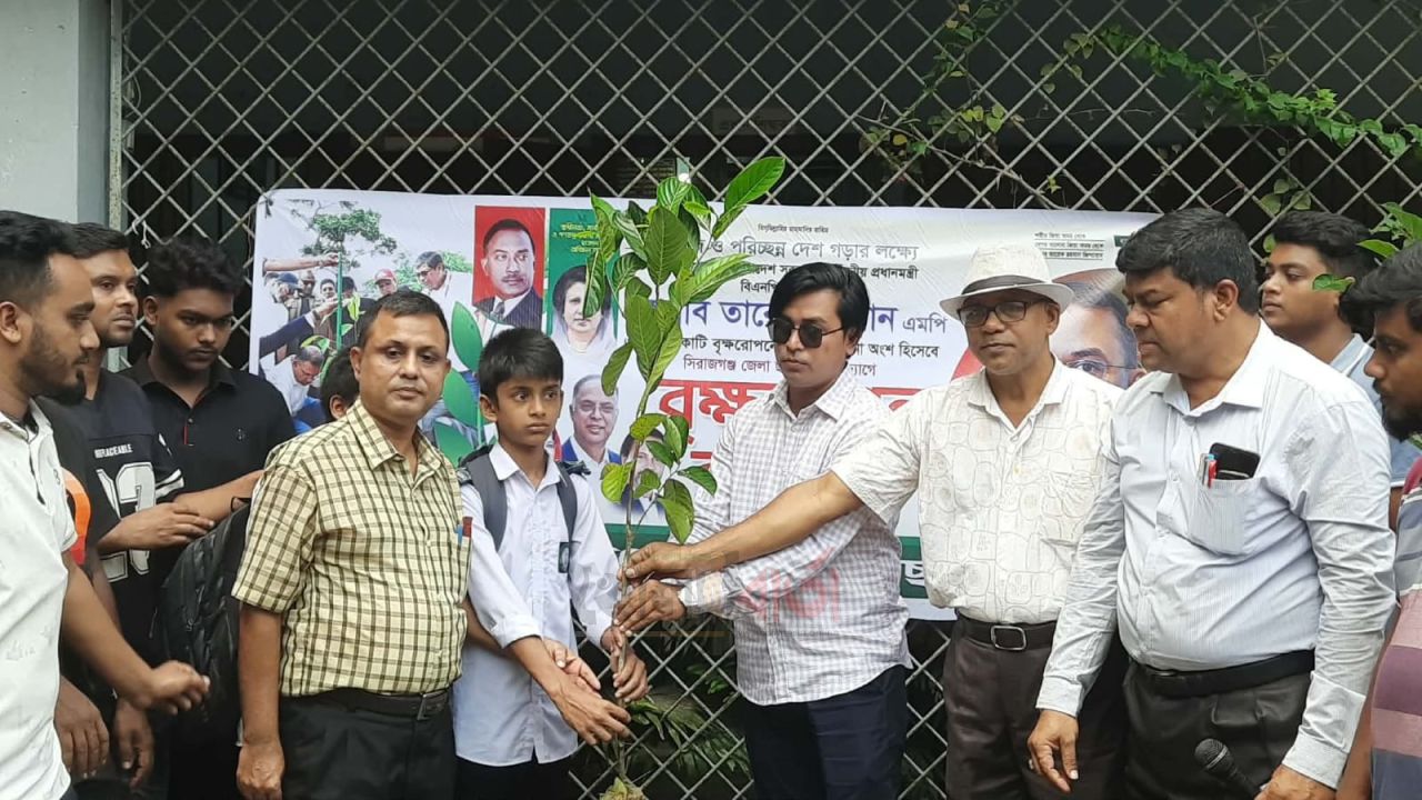 সিরাজগঞ্জে জেলা ছাত্রদলের উদ্যোগে গাছ বিতরণ ও বৃক্ষরোপণ