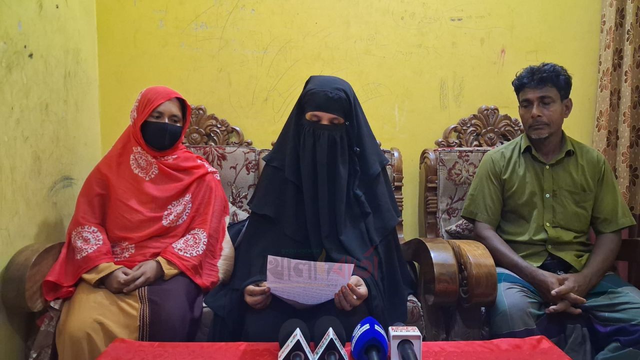 রায়গঞ্জে ‘নাম মেলাতেই স্বামী গ্রেপ্তার’, মুক্তির দাবিতে স্ত্রীর সংবাদ সম্মেলন