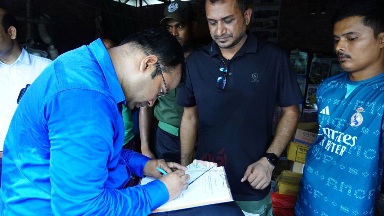 ধুনটে ৬ ব্যবসায়ীকে ১ লাখ ৯০ হাজার টাকা জরিমানা, ৭৬ বস্তা সার জব্দ