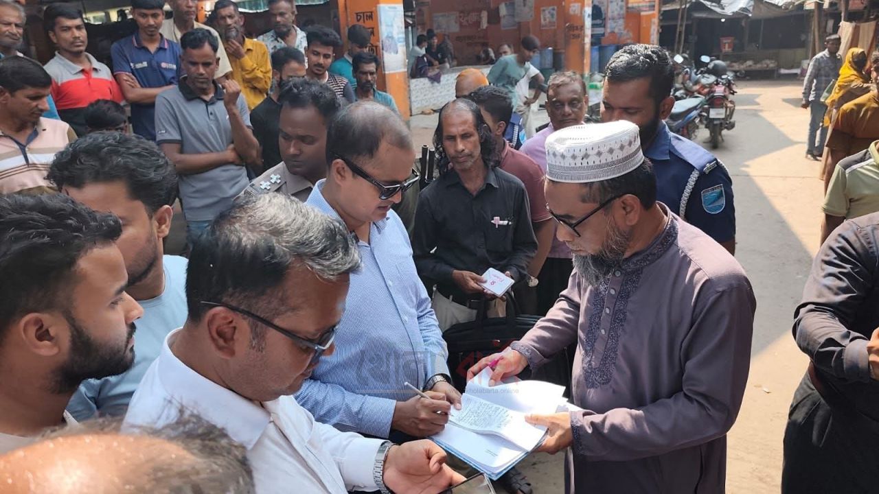 বোয়ালমারীতে তাজা মুরগির সঙ্গে মরা মুরগি বিক্রির চেষ্টা, ব্যবসায়ীকে ১৫ হাজার টাকা জরিমানা