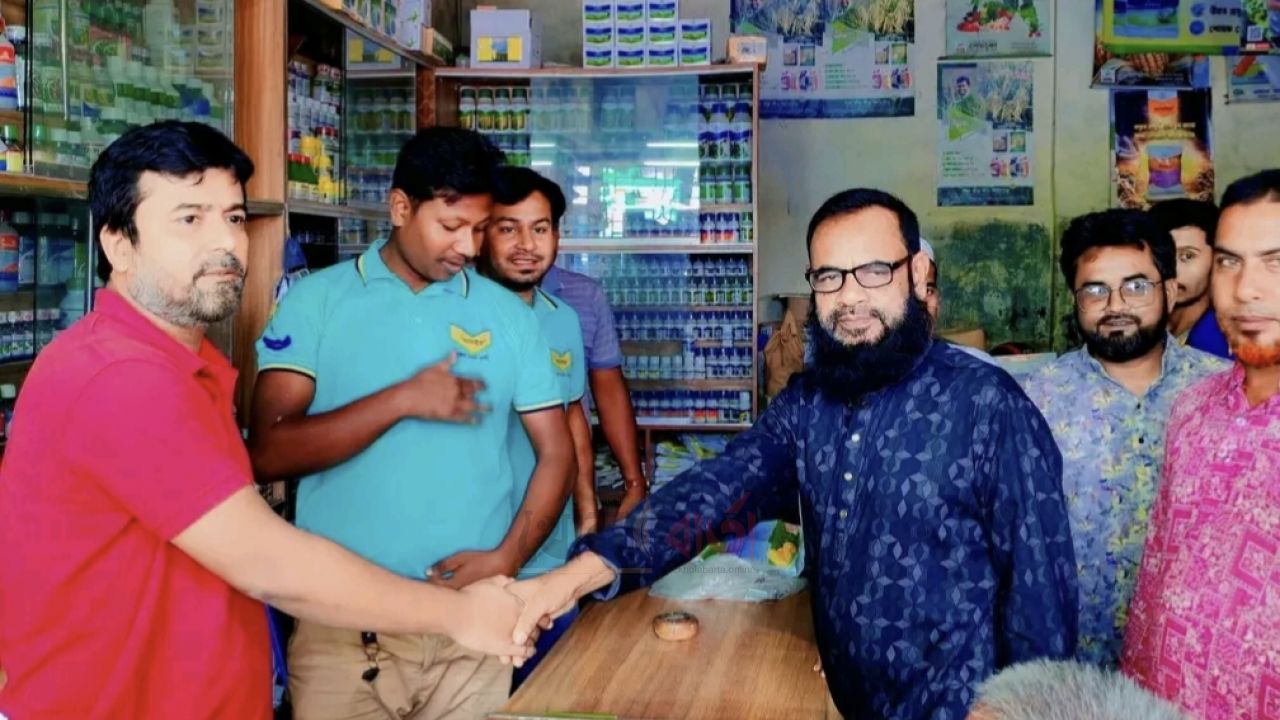 ন্যায্য দামে সার বিক্রি নিশ্চিত করতে ডিলার পয়েন্ট পরিদর্শন করেন প্যানেল চেয়ারম্যান হাবিবুর রহমান