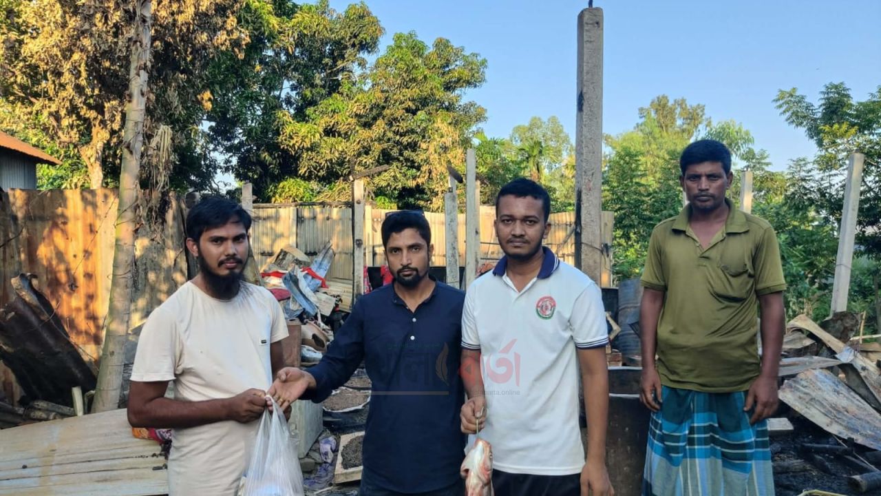 রায়গঞ্জে আগুনে নিঃস্ব বিধবার পরিবারের পাশে মানবতার কল্যাণে রক্তদান সংগঠন