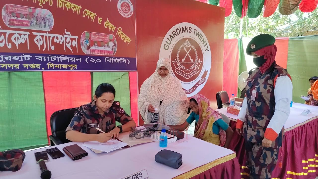 জয়পুরহাটে সীমান্তবর্তী ৫০০ মানুষের মধ্যে বিজিবির বিনামূল্যে চিকিৎসা ও ওষুধ বিতরণ