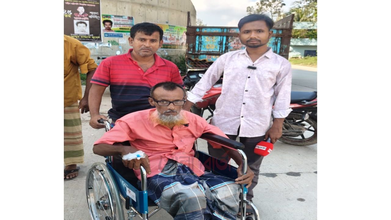 খোলা বার্তায় সংবাদ প্রকাশের পর  হুইলচেয়ার পেলেন রায়গঞ্জের পা হারানো আবুল কালাম