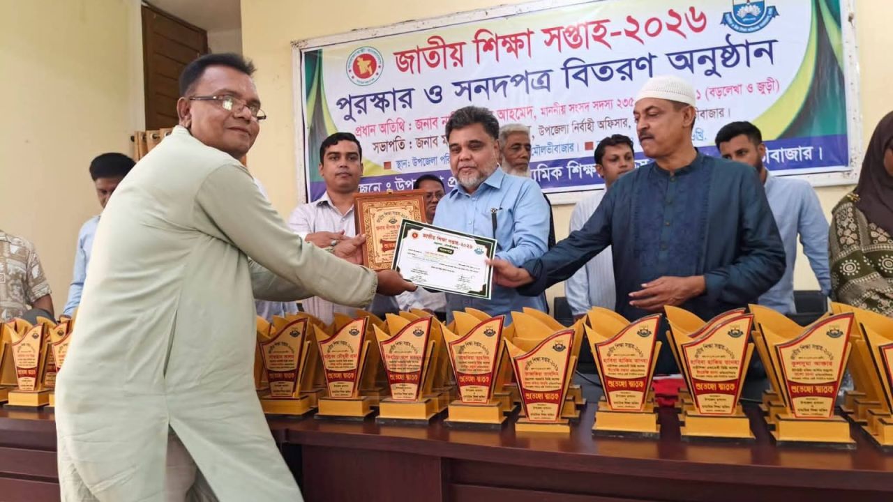 বড়লেখায় চতুর্থবার শ্রেষ্ঠ প্রধান শিক্ষক দীপক রঞ্জন দাস