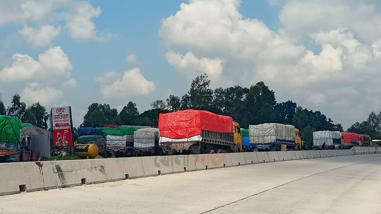 রায়গঞ্জে হোটেলকেন্দ্রিক অবৈধ পার্কিং, ১৫ কিলোমিটার মহাসড়কে বাড়ছে দুর্ঘটনার শঙ্কা