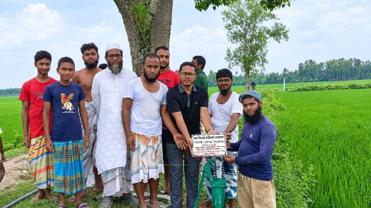 রায়গঞ্জে তীব্র গরমে পথচারীদের জন্য টিউবওয়েল স্থাপন